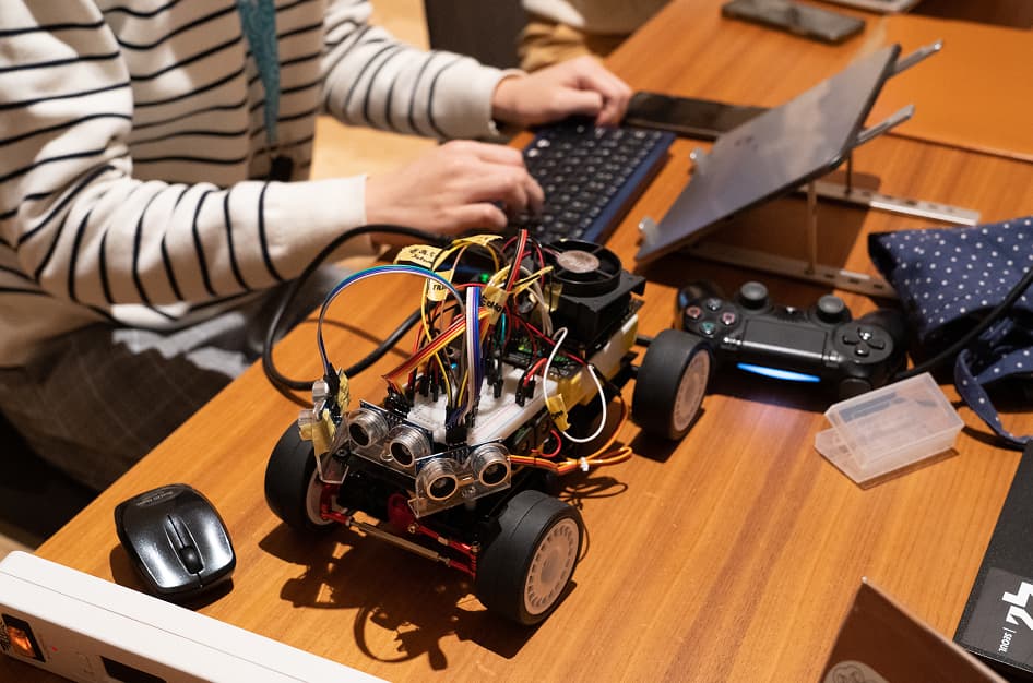 大手企業と共同開発した
実践的な技術課題に参加できる